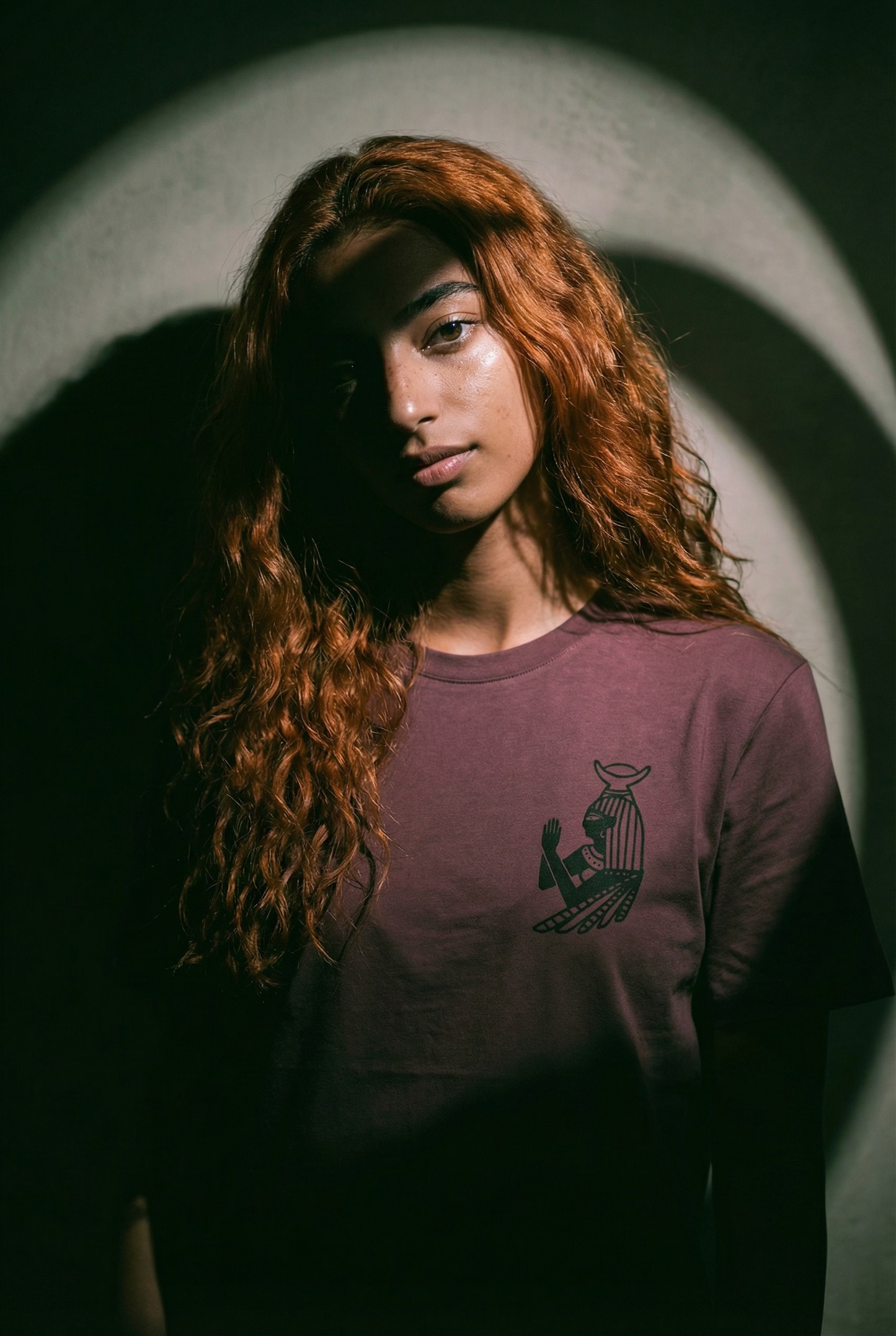 Isis short sleeve tee in Açaí