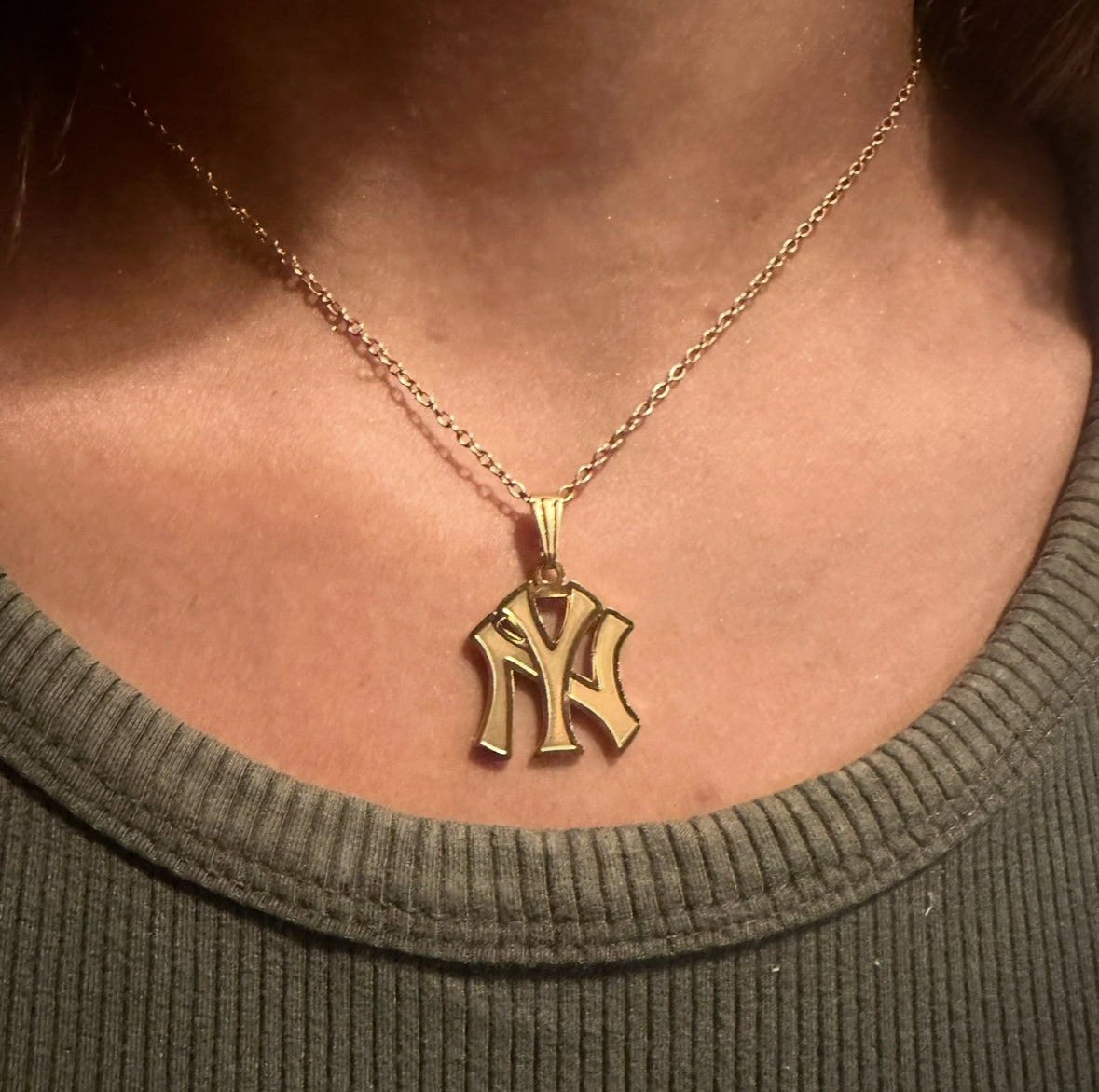 Retro New York necklace