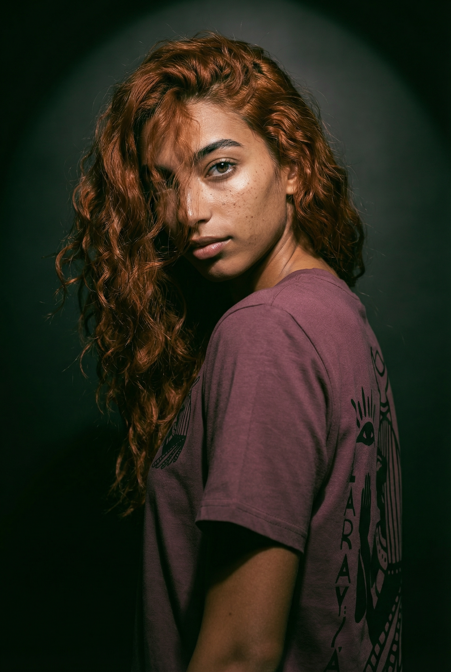 Isis short sleeve tee in Açaí